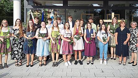 Die vorerst letzte Abschlussklasse der vierstufigen Wirtschaftsschule mit ihrer Klassenlehrerin Manulea Hiob und Schulleiterin Barbara Dietzko.