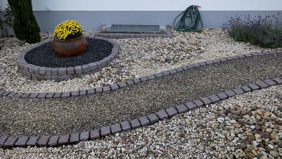 Kies und Schotter statt Blumen und Gras im Garten: In Bayern ist das vielerorts verboten. Das könnte sich nun allerdings ändern. Kies und Schotter statt Blumen und Gras im Garten: In Bayern ist das vielerorts verboten. Das könnte sich nun allerdings ändern.