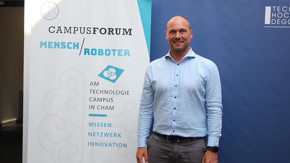 Seit knapp zehn Jahren ist Michael Zankl als Technologie- und Netzwerkmanager t&auml;tig. In seinem B&uuml;ro am Chamer Technologie-Campus ber&auml;t er Firmen unter anderem, wie sie mit Hilfe von staatlichen F&ouml;rdergeldern eigene Forschung ansto&szlig;en k&ouml;nnen.