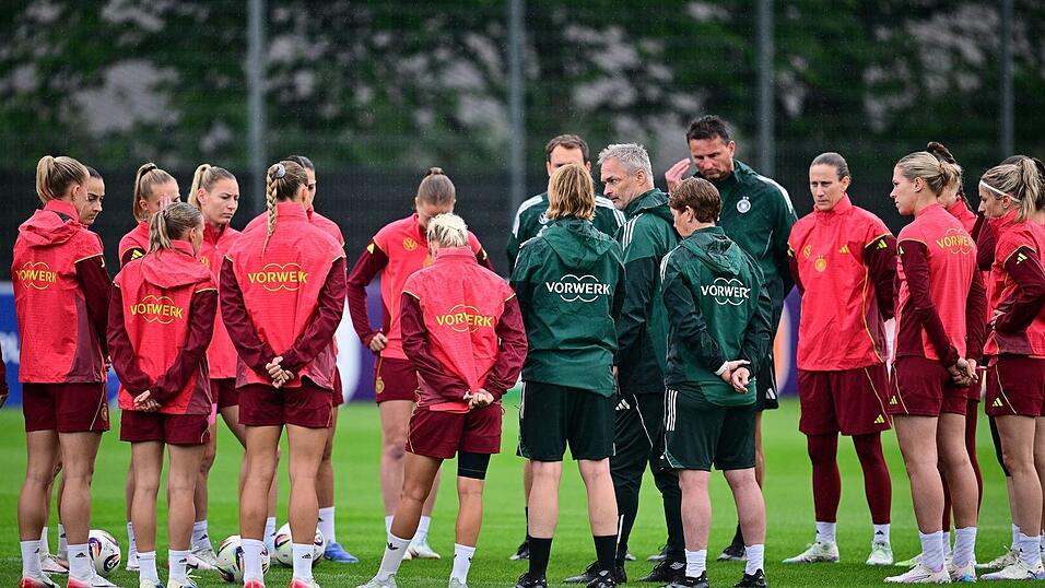 Knackige Ansprache im Regen: Christian Wück auf dem Trainingsplatz.