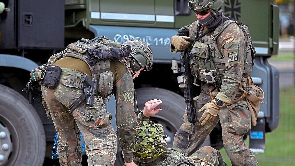 Bewaffnete Soldaten sind in den nächsten Tagen im Rahmen von „Marshal Power“ im Landkreis Freising zu sehen. Bewaffnete Soldaten sind in den nächsten Tagen im Rahmen von „Marshal Power“ im Landkreis Freising zu sehen.