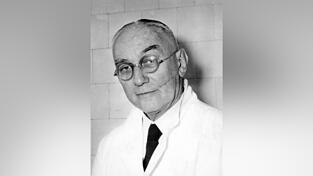 35 Jahre war Dr. Albin Angerer als Chefarzt und leitender Chirurg in Straubing tätig. 35 Jahre war Dr. Albin Angerer als Chefarzt und leitender Chirurg in Straubing tätig.