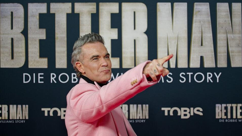 Robbie Williams zeigte sich stolz auf den Film &laquo;Better Man - Die Robbie Williams Story&raquo; - hier bei einer Premiere in K&ouml;ln im Dezember 2024. (Archivbild)