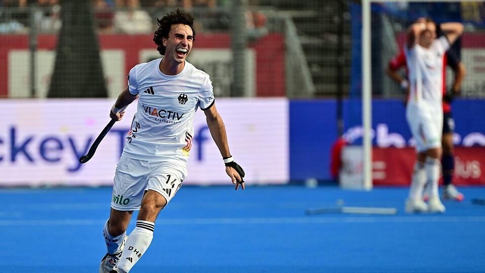 Teo Hinrichs rennt nach dem Abpfiff jubelnd über den Platz in der Hockey-Arena. Teo Hinrichs rennt nach dem Abpfiff jubelnd über den Platz in der Hockey-Arena.