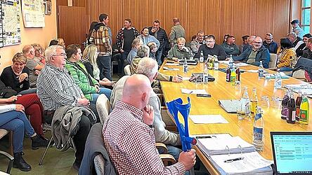 Viele Bürger kamen zur Gemeinderatssitzung und übten Kritik an der Informationspolitik und der Unterbringung von Asylbewerbern in der Gemeinde.