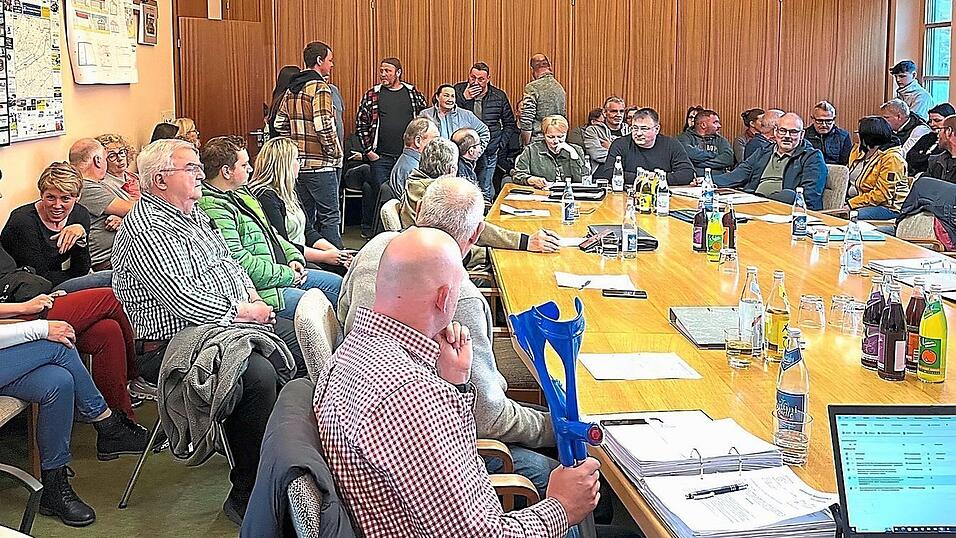 Viele Bürger kamen zur Gemeinderatssitzung und übten Kritik an der Informationspolitik und der Unterbringung von Asylbewerbern in der Gemeinde.