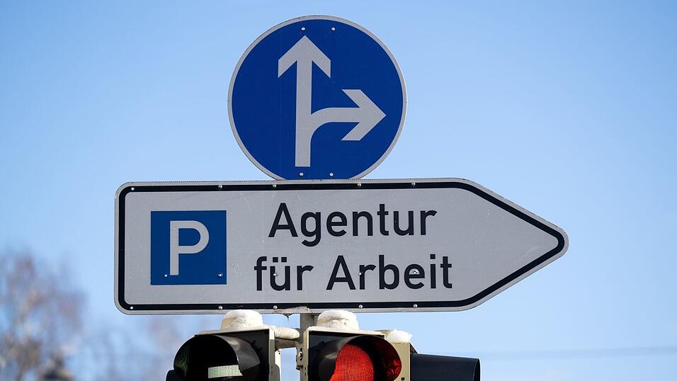 Die Arbeitslosigkeit in Bayern ging nur leicht zurück. (Symbolbild)