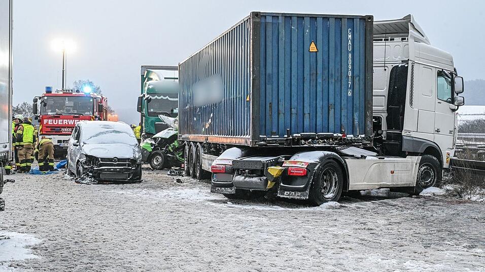 Auf der Autobahn 93 starben mindestens drei Menschen.