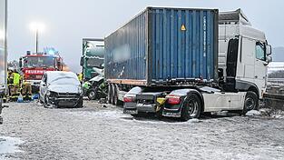 Auf der Autobahn 93 starben mindestens drei Menschen.