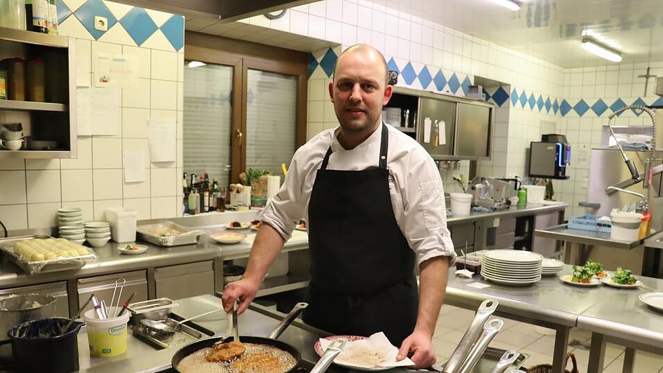 Andreas Geier bereitet in seiner Küche ein Schnitzel vor. An Weihnachten kocht er für die über hundert Gäste in zwei Schichten. Andreas Geier bereitet in seiner Küche ein Schnitzel vor. An Weihnachten kocht er für die über hundert Gäste in zwei Schichten.
