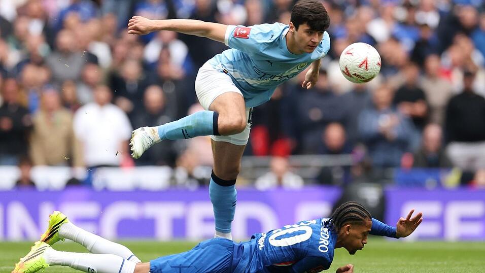 Manchester Citys Abdukodir Khusanov (oben) und Chelseas Joao Pedro k&auml;mpfen um den Ball.