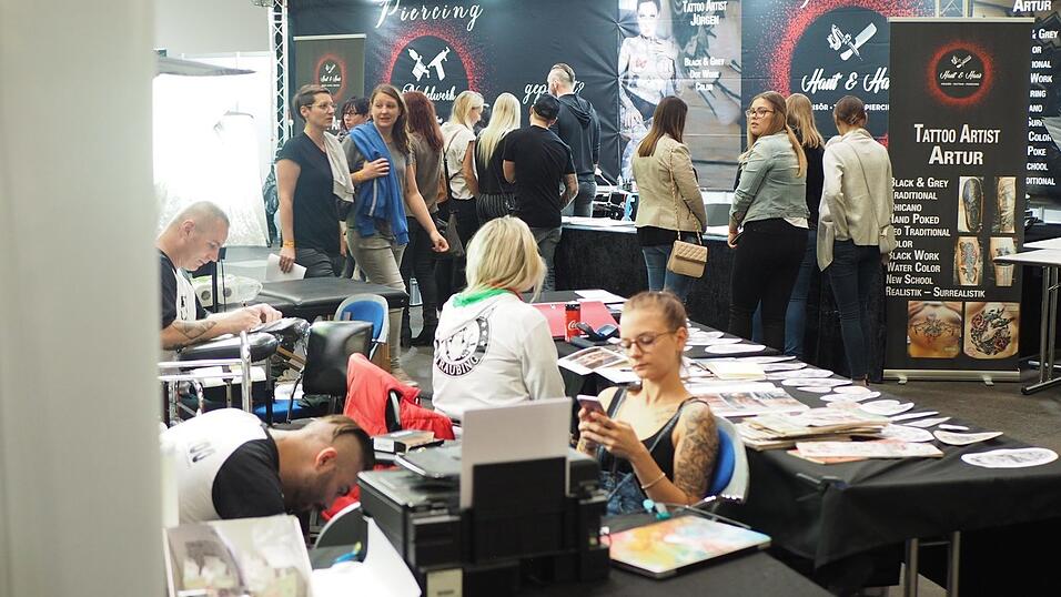 Rund 40 Aussteller und etwa 90 Tattoo-Künstler sind auf der Tattoo Convention in Straubing vertreten. Rund 40 Aussteller und etwa 90 Tattoo-Künstler sind auf der Tattoo Convention in Straubing vertreten.