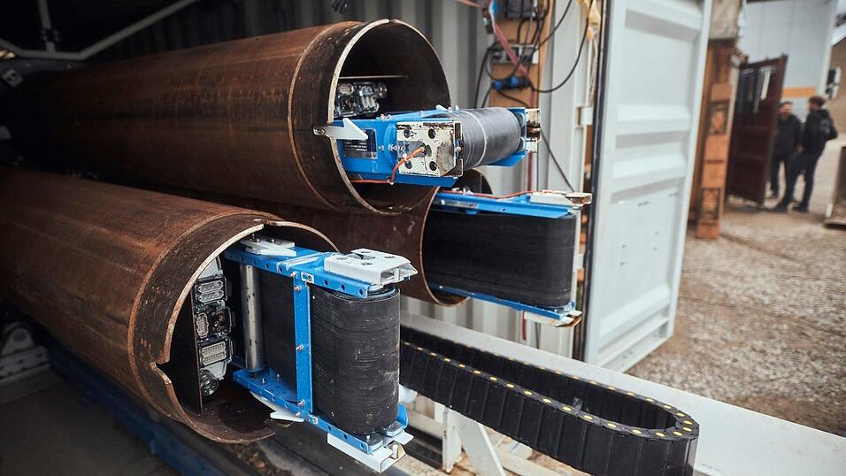 Das TUM Boring Team testete die Tunnelbohrmaschine vor dem Wettbewerb auf einem Versuchsfeld in Neuching (Bayern) Das TUM Boring Team testete die Tunnelbohrmaschine vor dem Wettbewerb auf einem Versuchsfeld in Neuching (Bayern)