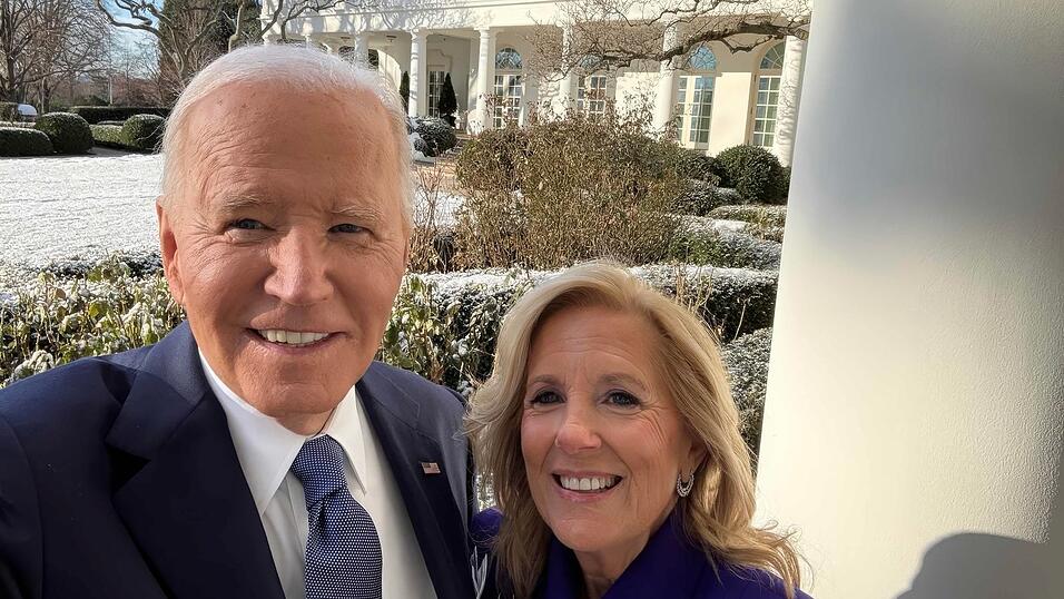 Kurz bevor sie das Weiße Haus in Washington verließen: Joe und Jill Biden machen ein Selfie.