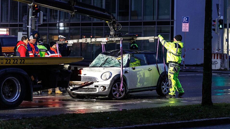 Der 24-Jährige war am Donnerstag in eine Gruppe von Demonstranten gefahren und laut Polizei 36 Menschen verletzt. Der 24-Jährige war am Donnerstag in eine Gruppe von Demonstranten gefahren und laut Polizei 36 Menschen verletzt.