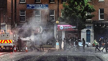 Nach einem Messerangriff sind in Belfast ausländerfeindliche Proteste eskaliert. Nach einem Messerangriff sind in Belfast ausländerfeindliche Proteste eskaliert.