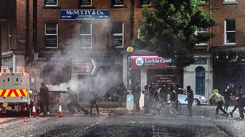 Nach einem Messerangriff sind in Belfast ausl&auml;nderfeindliche Proteste eskaliert.