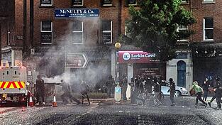 Nach einem Messerangriff sind in Belfast ausländerfeindliche Proteste eskaliert. Nach einem Messerangriff sind in Belfast ausländerfeindliche Proteste eskaliert.