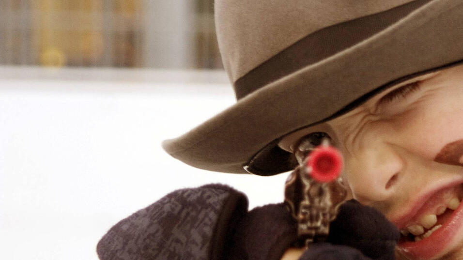 Hände hoch! Kleiner Cowboy mit Spielzeugwaffe im Fasching. Hände hoch! Kleiner Cowboy mit Spielzeugwaffe im Fasching.