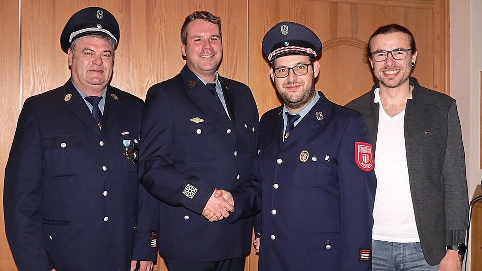 Wechsel in der Vereinsführung: Michael Raab (2. von rechts) übergibt an Wouter Roithmeier (2. von links); mit im Bild Kommandant Reinhard Sixt (links) und zweiter Bürgermeister Johannes Brunner (rechts). Wechsel in der Vereinsführung: Michael Raab (2. von rechts) übergibt an Wouter Roithmeier (2. von links); mit im Bild Kommandant Reinhard Sixt (links) und zweiter Bürgermeister Johannes Brunner (rechts).