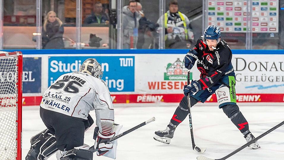 Schon so etwas wie die Vorentscheidung im Spiel der Straubing Tigers am Freitagabend gegen den Vizemeister und CHL-Viertelfinalisten Bremerhaven ist das 3:1 durch Taylor Leier im zweiten Drittel gegen Fischtown-Goalie Maximilian Franzreb.