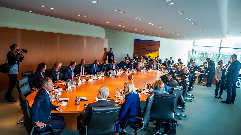 Einige Minister im Kabinett von Bundeskanzler Friedrich Merz halten sich eher unter dem Radar. Einige Minister im Kabinett von Bundeskanzler Friedrich Merz halten sich eher unter dem Radar.