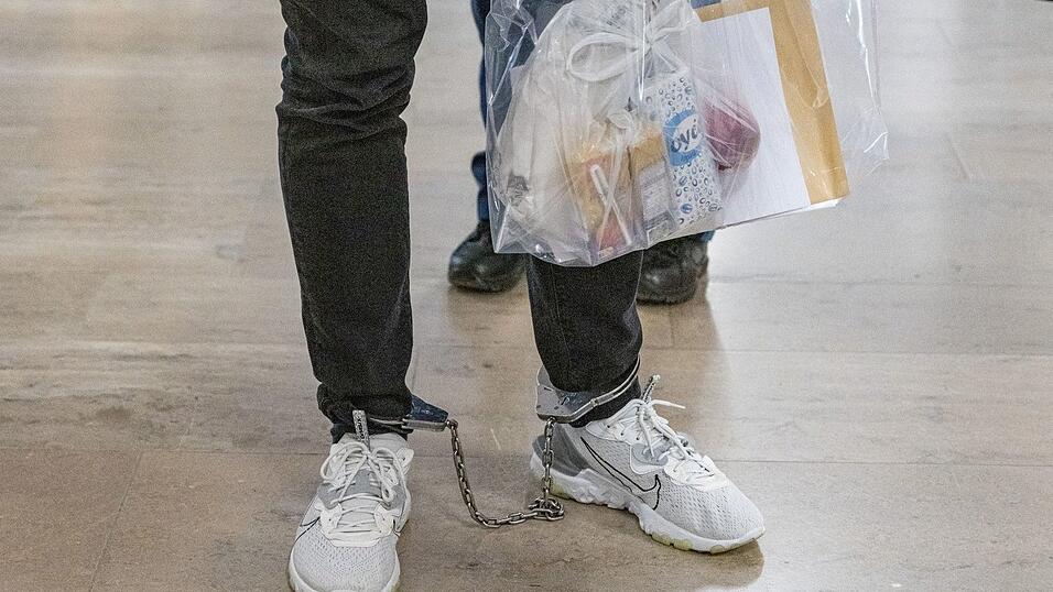 Mit Fu&szlig;fesseln wir der Angeklagte ins Gericht gebracht.