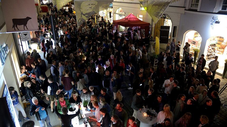 Mittelalter-Flair und super Stimmung: Die lange Einkaufsnacht 'Schlaflos' war gleichzeitig der Auftakt zum Mittelalter-Fest in Straubing. Mittelalter-Flair und super Stimmung: Die lange Einkaufsnacht 'Schlaflos' war gleichzeitig der Auftakt zum Mittelalter-Fest in Straubing.