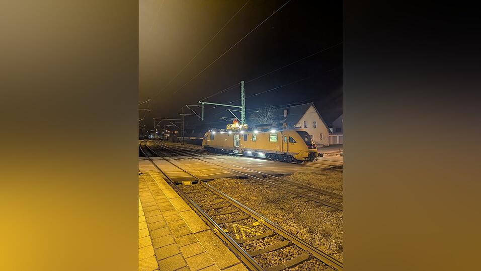Zahlreiche Einsatzkräfte von Polizei und Feuerwehr sowie Techniker der Bahn waren im Einsatz.