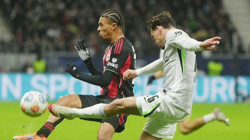 Begegneten sich lange auf Augenhöhe: Eintracht Frankfurt um Jean-Mattéo Bahoya (l) und der VfL Wolfsburg um Aaron Zehnter (r). Begegneten sich lange auf Augenhöhe: Eintracht Frankfurt um Jean-Mattéo Bahoya (l) und der VfL Wolfsburg um Aaron Zehnter (r).