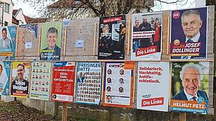 Auf den zahlreichen Plakattafeln im Stadtgebiet Moosburg sind auch Wahlwerbungen f&uuml;r die Landratskandidaten platziert.