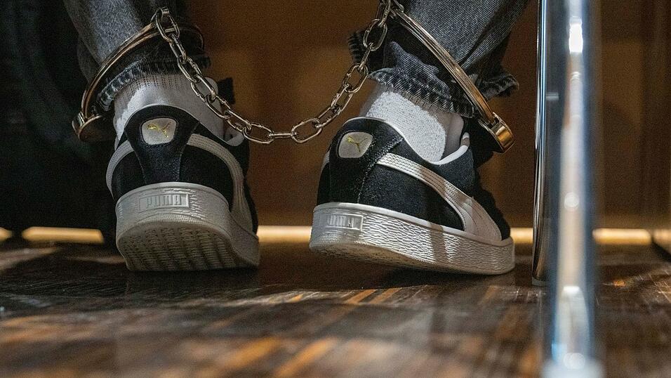 Vier der Angeklagten sollen ein schwules Paar zusammengeschlagen haben. (Archivbild) Vier der Angeklagten sollen ein schwules Paar zusammengeschlagen haben. (Archivbild)