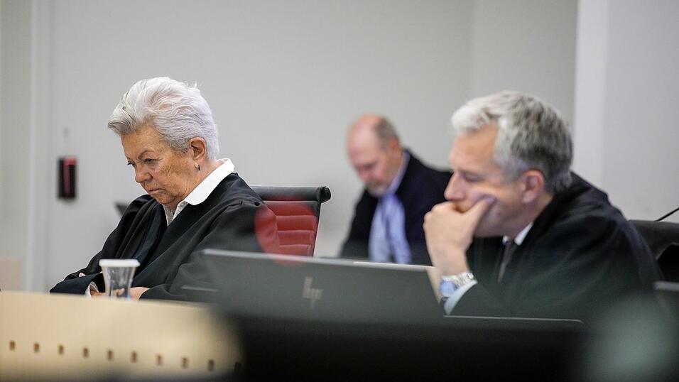 Regungslos nehmen Høibys Verteidiger das Urteil gegen ihren Mandaten auf. Regungslos nehmen Høibys Verteidiger das Urteil gegen ihren Mandaten auf.