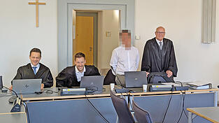 Der Gründer der Handwerker Engel (verpixelt) mit seinem Anwaltsteam Michael Haizmann (r.), Alexander Utschitel (l.) und Philipp Roth Der Gründer der Handwerker Engel (verpixelt) mit seinem Anwaltsteam Michael Haizmann (r.), Alexander Utschitel (l.) und Philipp Roth