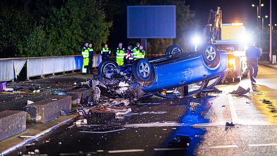 Der Autofahrer blieb offenbar unverletzt - gravierende Folgen hat der Unfall trotzdem.