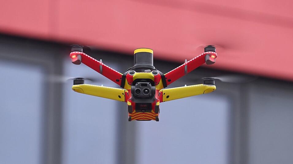 Die Drohnen fliegen automatisiert, werden während des Fluges aber aus der Ferne überwacht.