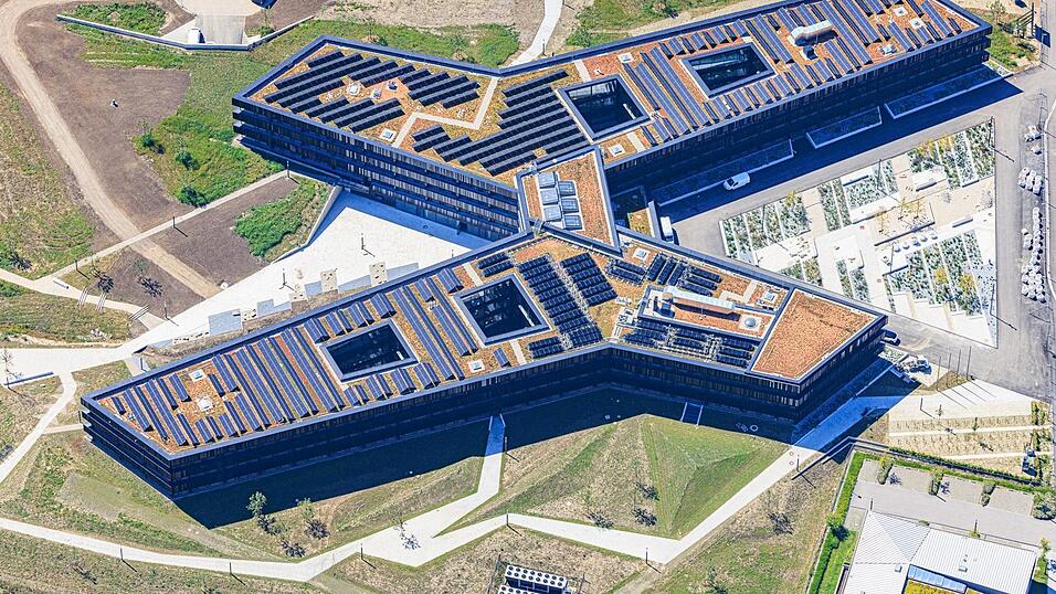 Blick auf den „Schmetterlingsbau“ gegenüber der Eskara in Ergolding. Nach etwa dreieinhalb Jahren Bauphase nahm das neue Landratsamt dort Anfang Oktober den Betrieb auf und bietet jetzt Platz für mehr als 600 Mitarbeiter. Blick auf den „Schmetterlingsbau“ gegenüber der Eskara in Ergolding. Nach etwa dreieinhalb Jahren Bauphase nahm das neue Landratsamt dort Anfang Oktober den Betrieb auf und bietet jetzt Platz für mehr als 600 Mitarbeiter.