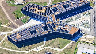 Blick auf den &bdquo;Schmetterlingsbau&ldquo; gegen&uuml;ber der Eskara in Ergolding. Nach etwa dreieinhalb Jahren Bauphase nahm das neue Landratsamt dort Anfang Oktober den Betrieb auf und bietet jetzt Platz f&uuml;r mehr als 600 Mitarbeiter.