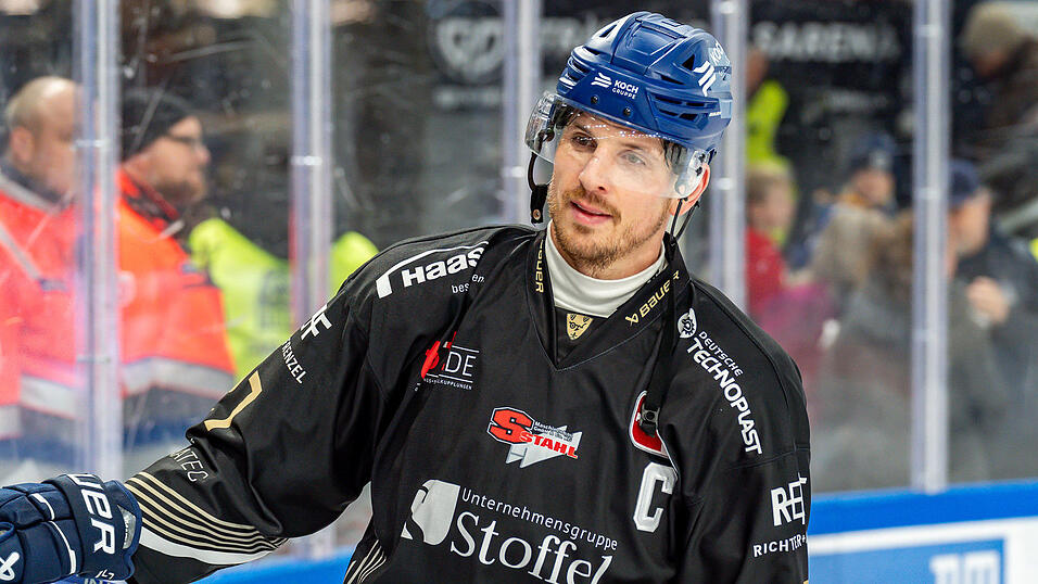 Nach den Playoffs verabschiedet sich Kapitän Sandro Schönberger von den Straubing Tigers. Er möchte künftig mehr Zeit mit seiner Familie verbringen. Nach den Playoffs verabschiedet sich Kapitän Sandro Schönberger von den Straubing Tigers. Er möchte künftig mehr Zeit mit seiner Familie verbringen.