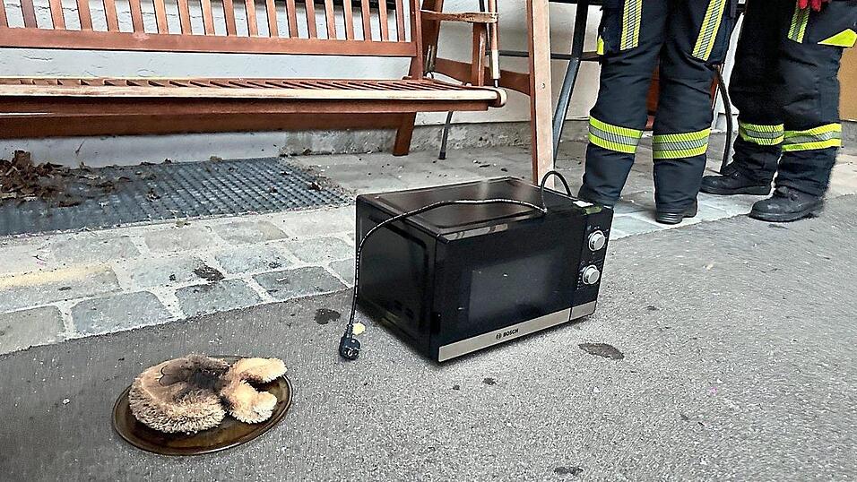 Das qualmende Kirschkernkissen hat eine höchst seltene Meldestufe ausgelöst und zahlreiche Wehren und Helfer nach Reichenbach geholt. Das qualmende Kirschkernkissen hat eine höchst seltene Meldestufe ausgelöst und zahlreiche Wehren und Helfer nach Reichenbach geholt.