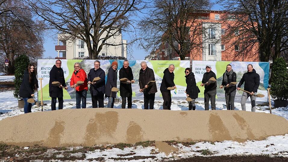 Blauer Himmel f&uuml;r ein &bdquo;Herzensprojekt&ldquo; der Stadtspitze wie des Tiefbauamtes: Das &bdquo;Gr&uuml;n-Blaue Band Straubing-S&uuml;d&ldquo;. Beim Spatenstich freuten sich OB Markus Pannermayr (6.v.l.), Bundesminister Alois Rainer (7.v.l.), MdL Josef Zellmeier (4.v.l.), B&uuml;rgermeister Dr. Albert Solleder (8.v.l.), Projektleiterin Landschaftsarchitektin Eva-Maria Schwarzbauer (5.v.l.) und Vertreter von Stadtrat, Stadtverwaltung, weiteren Beh&ouml;rden, Planungs- und Baufirmen.
