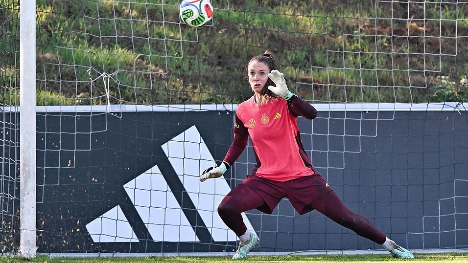 Herausforderin im Tor der DFB-Auswahl: Ena Mahmutovic. Herausforderin im Tor der DFB-Auswahl: Ena Mahmutovic.