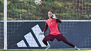 Herausforderin im Tor der DFB-Auswahl: Ena Mahmutovic. Herausforderin im Tor der DFB-Auswahl: Ena Mahmutovic.