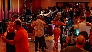 Bei der Jubiläums-Milonga feierten rund 90 Tänzer in Landshut mit dem Verein zur Musik von Mariana Mazú.
