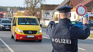 Sekunden entscheiden darüber, wer angehalten wird. Die Erfahrung der Polizeibeamten spielt dabei eine große Rolle.