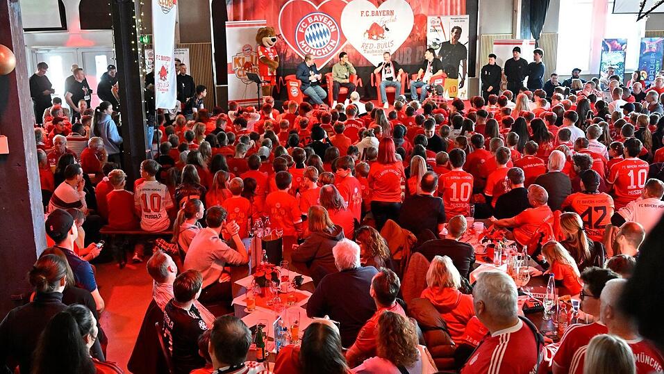 Rund 1000 Fans wollen Jamal Musiala live sehen.