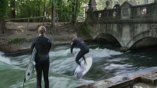 Viele Surfer k&ouml;nnen sich freuen: Die Eisbachwelle kann ab sofort wieder genutzt werden.