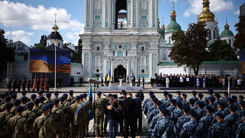 Am Nationalfeiertag gedachte die Ukraine auch der vielen Gefallenen in ihrem Krieg um die Bewahrung ihrer Unabh&auml;ngigkeit.