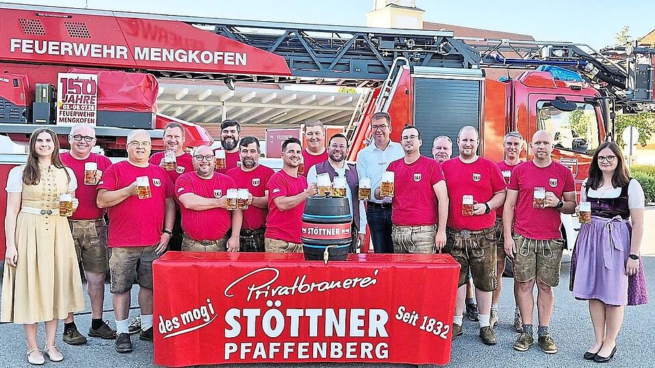 Kosteten das Stöttner Export und stießen voller Vorfreude aufs Jubiläum an: der Festausschuss der FF Mengkofen mit Festbraut Maria Bindhammer (links) sowie Schirmherr Bürgermeister Thomas Hieninger und Bräu Andreas Stöttner. Kosteten das Stöttner Export und stießen voller Vorfreude aufs Jubiläum an: der Festausschuss der FF Mengkofen mit Festbraut Maria Bindhammer (links) sowie Schirmherr Bürgermeister Thomas Hieninger und Bräu Andreas Stöttner.