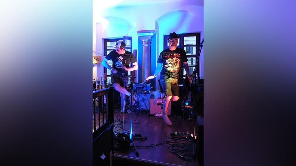 Partykl&auml;nge und z&uuml;nftige Kapellen, f&uuml;r jeden Nachtschw&auml;rmer in Tracht war etwas dabei.